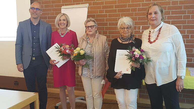 Bild Ehrung mit dem Caritaskreuz in Silber: Mschda Aziz, Von links nach rechts: Frank Kupfer-Mauder (Caritas Schweinfurt), Inge Weigand, Ilse Brüger, Rosi Heßler, Elisabeth Maskos (Vorsitzende) Bild Ehrung mit dem Caritaskreuz in Silber: Mschda Aziz, Von links nach rechts: Frank Kupfer-Mauder (Caritas Schweinfurt), Inge Weigand, Ilse Brüger, Rosi Heßler, Elisabeth Maskos (Vorsitzende)