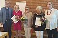 Bild Ehrung mit dem Caritaskreuz in Silber: Mschda Aziz,   Von links nach rechts: Frank Kupfer-Mauder (Caritas Schweinfurt), Inge Weigand, Ilse Brüger, Rosi Heßler, Elisabeth Maskos (Vorsitzende)
