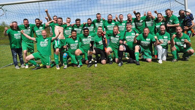 Vorzeitig Meister in der B-Klasse Rhön 3 wurde durch einen souveränen 7:0-Sieg beim FC Ober-/Mittelstreu II die SG Oberelsbach/Ober-/Unterwaldbehrungen II. Hinten von links: Trainer Marian Fischer-Sosna, Christian Wethmüller, Patrick Oesterreich, Matthias Martin, Linus Hemmert, Christian Schrenk, Sebastian Fuchs, Mario Katzenberger, Marcel Greck, Niklas Holthausen, Ralf Holthausen, Benedikt Stumpf, Christian Pörtner, Sabine Fischer, Philipp Quecke, Martin Lampert. Vorne von links: Chris Scheuring, Timo Riedenberger, Theerawat Khooprasit, Nicolas May, Manuel Ledermann, Christopher Rochler, Anton Fischer, Kurt Fuchs, Sofie Fischer und Sandro Hammel.