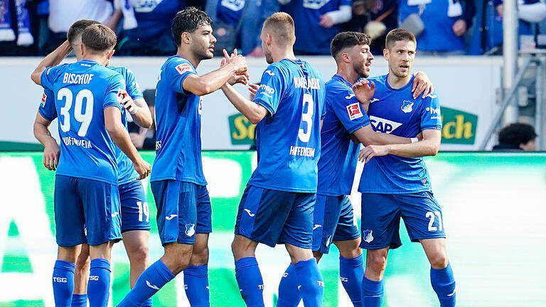 1899 Hoffenheim - Bayern München.jpeg       -  Und noch ein Tor: Andrej Kramaric (rechts) jubelt mit Mannschaftskollegen über das Tor zum zwischenzeitlichen 3:2 gegen die Bayern. Am Ende hieß es 4:2 für die TSG.