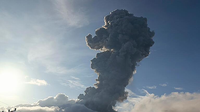 Vulkanausbruch in Indonesien       -  Die jüngste Aschesäule war mehrere Kilometer hoch.