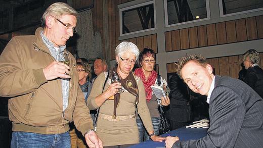 Rat zur Lebensbewältigung: Frank Busemann, der Zehnkämpfer der kein Olympiasieger wurde, sprach in einer Veranstaltung der Raiffeisenbank Kitzingen darüber, sich von ausbleibendem Erfolg nicht unterkriegen zu lassen.