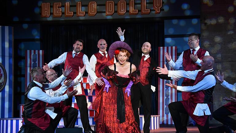 Die Frankenfestspiele funktionieren nur dank des großen ehrenamtlichen Engagements hinter und auf der Bühne, wie hier bei der Szene aus dem Musical 'Hello, Dolly!' mit Hauptdarstellerin Antje Rietz und den Mitgliedern des Extra-Ensembles.