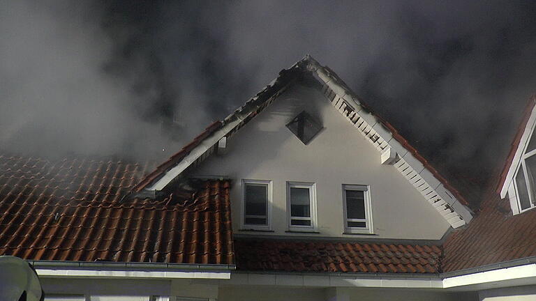 Ein Wohnhaus in Oberhohenried ging am frühen Mittwochmorgen in Flammen auf.