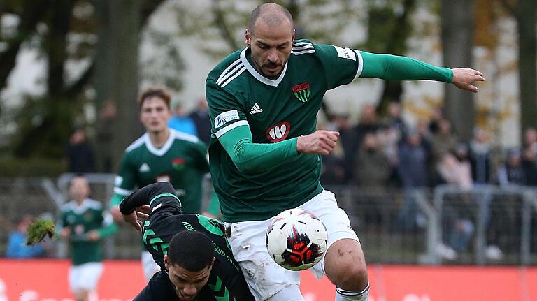 Er wühlt, bis die Grasnarbe fliegt: Adam Jabiri, Stürmer des Regionalligisten FC 05 Schweinfurt. Doch der&nbsp; 35-Jährige hat noch einen zweiten Beruf: Architekt.