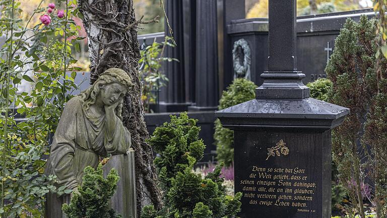 Auf dem Hauptfriedhof in Schweinfurt . . .&nbsp;