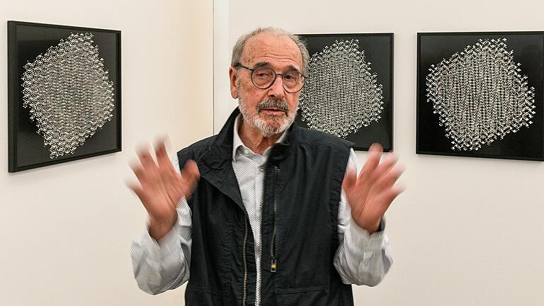 Die Lochblendenstrukturen (im Hintergrund)&nbsp; gehören zu Gottfried Jägers bekanntesten Werkreihen.