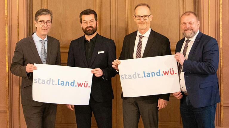 Oberbürgermeister Christian Schuchardt, Jacek Braminski (Persönlicher Mitarbeiter des Oberbürgermeisters), Michael Dröse (Leiter der Stabsstelle des Landrats) und Landrat Thomas Eberth am Rande des Interkommunalen Ausschusses stadt.land.wue.