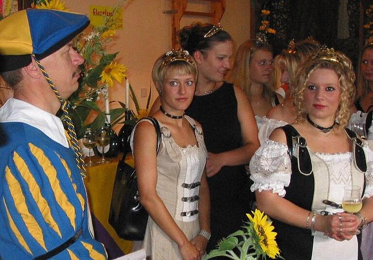 Bei Empfängen immer im Mittelpunkt: Wenn der Obervolkacher Landsknecht Michael Staudt erscheint, bekommen die Weinhoheiten der Mainschleife große Augen. Bei Empfängen immer im Mittelpunkt: Wenn der Obervolkacher Landsknecht Michael Staudt erscheint, bekommen die Weinhoheiten der Mainschleife große Augen.