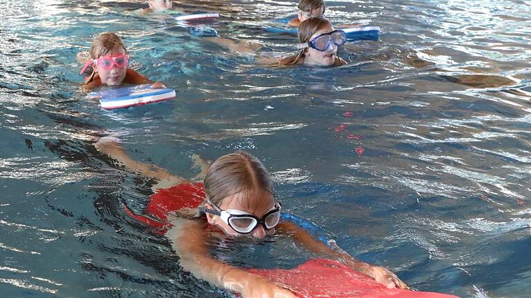 Seepferdchen-Schwimmkurs - Eltern melden ihre Kinder bereits im Alter von zwei oder drei Jahren an, damit sie im Vorschulalter Schwimmen lernen können. Seepferdchen-Schwimmkurs - Eltern melden ihre Kinder bereits im Alter von zwei oder drei Jahren an, damit sie im Vorschulalter Schwimmen lernen können.