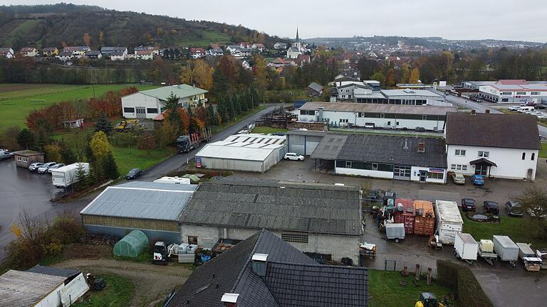 Das Gewerbegebiet 'Am Steinbrünnlein' in Heugrumbach. Im Hintergrund ist das Wohngebiet Kammerberg- und Frankensteinstraße zu sehen. Das Gewerbegebiet 'Am Steinbrünnlein' in Heugrumbach. Im Hintergrund ist das Wohngebiet Kammerberg- und Frankensteinstraße zu sehen.