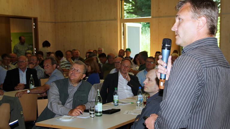 Ernste Blicke gab es angesichts des Zustandes der hiesigen Wälder aufgrund der Auswirkungen des Klimawandels beim 11. Unterfränkischen Gemeinde- und Körperschaftswaldtag im Handthaler Steigerwald-Zentrum.