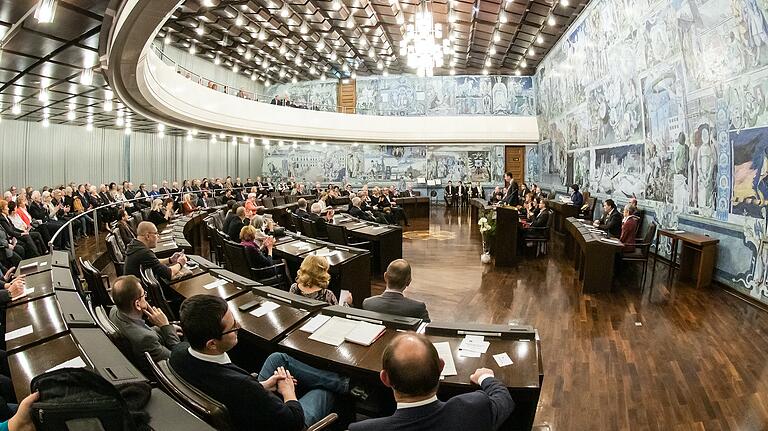 Eine der letzten regulären Sitzungen des Würzburger Stadtrates in voller Präsenz im Rathaus vor der Pandemie: Die Jahresabschlusssitzung kurz vor Weihnachten 2019.