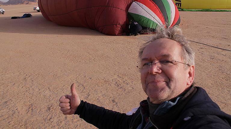 Rhönballon Jordanien       -  Das Wetter passt: der Bad Königshöfer Ballonfahrer Georg Leupold kurz vor seiner ersten Fahrt über das Wüstengebiet Wadi Rum in Jordanien.