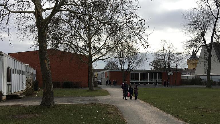 Hinter die Albert-Schweitzer-Schule am Bergl kommt der Neubau für den Kinder- und Jugendtreff. Baubeginn ist nächstes Jahr, Eröffnung im Frühsommer 2021.