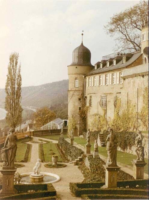 So sah er einmal aus: der Barockgarten von Schloss Mainberg. Fabrikant Wilhelm Sattler ließ ihn anlegen und mit wertvollen Skulpturen ausstatten. So sah er einmal aus: der Barockgarten von Schloss Mainberg. Fabrikant Wilhelm Sattler ließ ihn anlegen und mit wertvollen Skulpturen ausstatten.