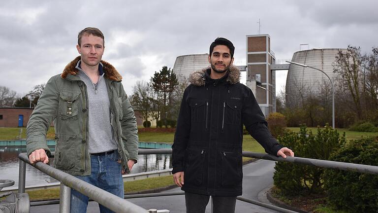 Projektkoordinator Christoph Schwaller (links) und sein Mitarbeiter Javad Ahmadi, beide von der TU München, überwachen den Nutzwasser-Aufbereitungsszug auf der Oberndorfer Kläranlage und analysieren mit welchen Reinigungsmethoden welche Wasserqualitäten erreicht werden .&nbsp;