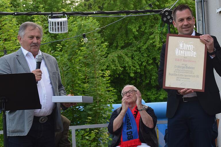 Der Kreisvorsitzende des Bayerischen Landessportverbandes, Josef Scheller (links), überreichte Hannes Kristmann die Ehrenurkunde für den TSV Buchbrunn.