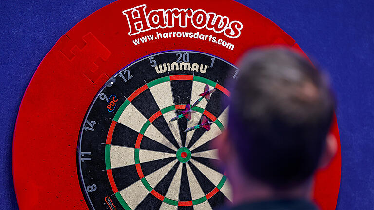 Je nachdem in welchen Ring die Darts (Pfeile) treffen, erhält ein Spieler die einfache, doppelte oder dreifache Punktzahl. Mit einem Wurf sind so bis zu 180 Punkte möglich. Je nachdem in welchen Ring die Darts (Pfeile) treffen, erhält ein Spieler die einfache, doppelte oder dreifache Punktzahl. Mit einem Wurf sind so bis zu 180 Punkte möglich.