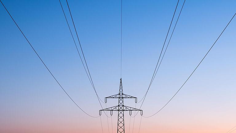 Die P43-Stromtrasse soll nun noch durch den Landkreis verlaufen. Sie wird im Gegensatz zu SuedLink nicht in der Erde verschwinden, sondern auf Masten geführt. Die P43-Stromtrasse soll nun noch durch den Landkreis verlaufen. Sie wird im Gegensatz zu SuedLink nicht in der Erde verschwinden, sondern auf Masten geführt.