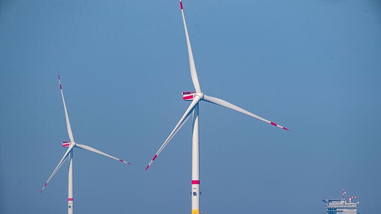 Offshore-Windkraftanlagen       -  Die Nachfrage nach Offshore-Windrechten steigt. Rund 120 Kilometer nordwestlich von Helgoland sollen zwei neue Windparks entstehen.
