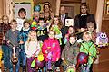 Das Foto zeigt eine Auswahl der Carusos-Preisträger mit (von links hinten) Kindergartenleiterin Katja Bayer, Caruso-Fachberaterin Maria Hetterich, stellvertretende Kindergartenleiterin Gerty Binder, Sängerkreisvorsitzender Paul Kolb und Bürgermeister Albrecht Hofmann.