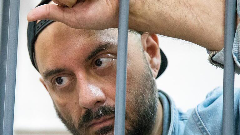Theaterregisseur Kirill Serebrennikow       -  Kirill Serebrennikow wartet im Moskauer Gericht hinter Gittern auf seine Anhörung.
