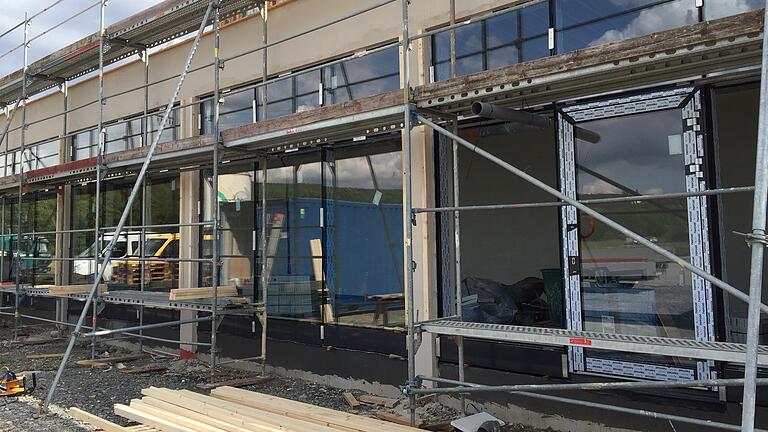 Das Dach ist drauf, die Fenster sind drin: Nun geht es an den Innenausbau des Rewe-Markts in Nordheim. Das Dach ist drauf, die Fenster sind drin: Nun geht es an den Innenausbau des Rewe-Markts in Nordheim.