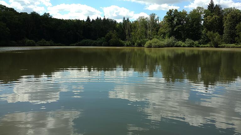 Höhepunkt der Wanderung und guter Picknickplatz: der Wolfsee. Höhepunkt der Wanderung und guter Picknickplatz: der Wolfsee.