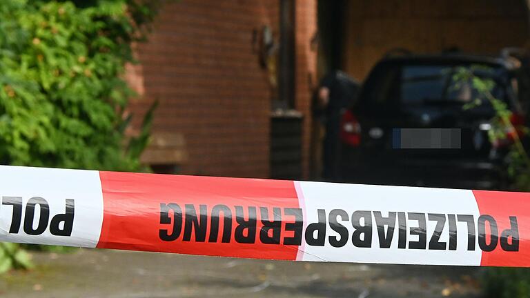 Am Montag Vormittag waren Polizeibeamte damit beschäftigt, Spuren des Einbruchs in ein Wohnhaus in der Hohestadter Siedlung zu sichern, bei dem eine 76-jährige Bewohnerin schwer verletzt wurde. Am Montag Vormittag waren Polizeibeamte damit beschäftigt, Spuren des Einbruchs in ein Wohnhaus in der Hohestadter Siedlung zu sichern, bei dem eine 76-jährige Bewohnerin schwer verletzt wurde.