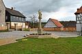 Gelungene Dorferneuerung in Herbstadt, aber der Steinquader (links im Bild) muss noch sitztechnisch aufgebessert werden.