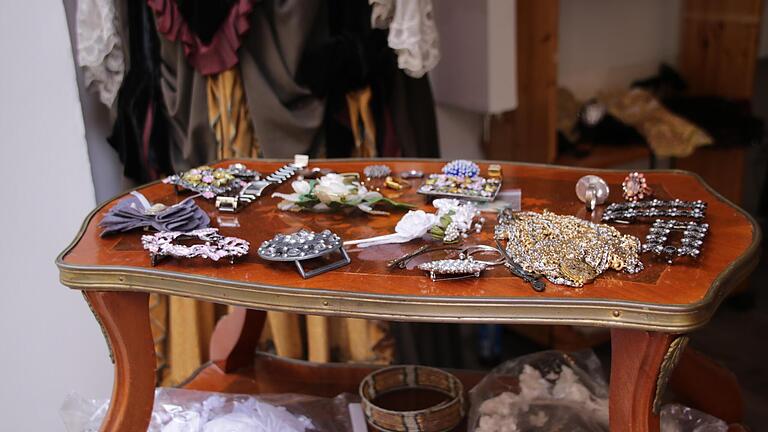 Accessoirs für den richtigen Auftritt beim Kostümball. - Accessoires für den richtigen Auftritt beim Kostümball. Accessoirs für den richtigen Auftritt beim Kostümball. - Accessoires für den richtigen Auftritt beim Kostümball.
