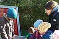 Kinder des Kinderhauses Rügheim mit Berufspraktikantin.