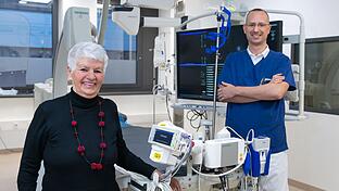 Die 74-jährige Erika Longino kann wieder lachen. Nach ihrem Kammerflimmern und einer 23-minütigen Reanimation erholt sie sich gut. Darüber freut sich auch Dr. Jan Kikec, Oberarzt der Kardiologie I im Rhön-Klinikum Bad Neustadt.