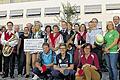 Sparkasse kann nicht nur rot, sondern auch bunt. Zur Spendenübergabe mit den Vorständen Angelika Zotter (Zweite von links) und Georg Straub (rechts) kamen Mitarbeiterinnen und Mitarbeiter in Tracht, Sport- und Musikantenoutfit und sogar im Gardekostüm.