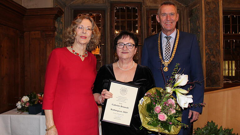 Der Kulturpreis der Stadt Kitzingen geht in diesem Jahr an Gabriele Brunsch, Inhaberin des Papiertheaters. Im Bild von links: Laudatorin Liane Thau, Gabriele Brunsch, Oberbürgermeister Siegfried Müller. Der Kulturpreis der Stadt Kitzingen geht in diesem Jahr an Gabriele Brunsch, Inhaberin des Papiertheaters. Im Bild von links: Laudatorin Liane Thau, Gabriele Brunsch, Oberbürgermeister Siegfried Müller.