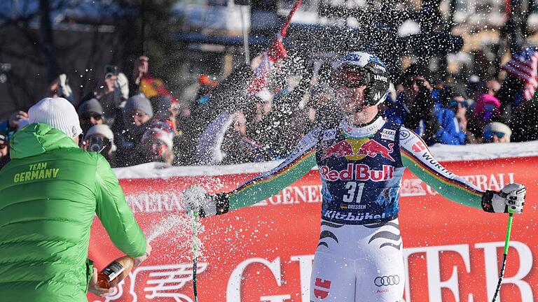 Thomas Dreßen.jpeg       -  Thomas Dreßen wird in Kitzbühel nach seiner letzten Abfahrt im Ziel gefeiert.