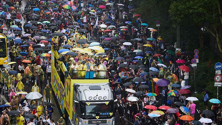 46. Berlin Pride Umzug zum Christopher Street Day       -  Der Start war verregnet.