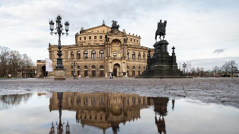 Theaterplatz Dresden       -  Die Semperoper bringt 100 Jahre nach der Uraufführung der Strauss-Oper &bdquo;Intermezzo&rdquo; eine Neuinszenierung des turbulenten Stückes heraus. (Archivbild)