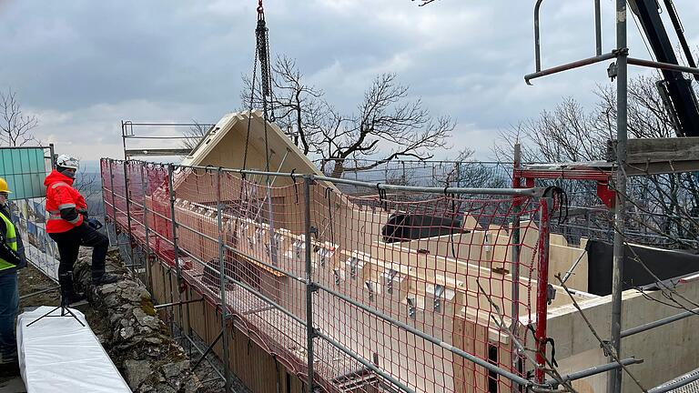 Der Aufbau der neuen Milseburghütte läuft. Allmählich lässt sich erkennen, wie sie einmal aussehen wird. Der Aufbau der neuen Milseburghütte läuft. Allmählich lässt sich erkennen, wie sie einmal aussehen wird.