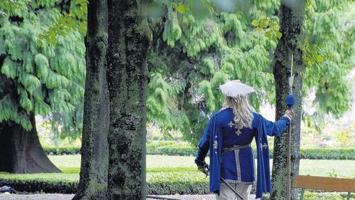 Dreharbeiten im Hofgarten: Das Warten gehört für die Statisten dazu.