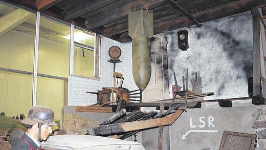 Der Luftkrieg: Ihm ist dieser Bereich mit der eingeschlagenen Fliegerbombe in der großen Museumshalle in Stammheim gewidmet. Der Luftkrieg: Ihm ist dieser Bereich mit der eingeschlagenen Fliegerbombe in der großen Museumshalle in Stammheim gewidmet.