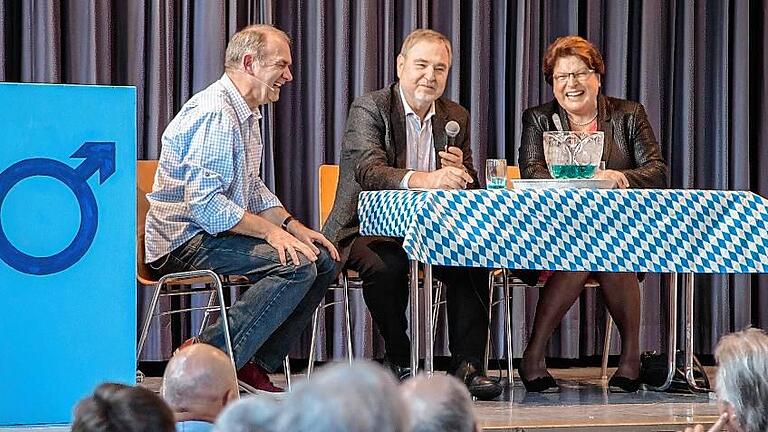 Beim Kabarettistischen Frühschoppen der TSV-Tennisabteilung Erlabrunn mit dem Rhöner Kabarettisten Fredi Breunig kamen als Überraschungsgäste auf die Bühne Landtagspräsidentin Barbara Stamm (CSU) und Bernhard Schlereth, Präsident Fastnachts-Verband Franken.