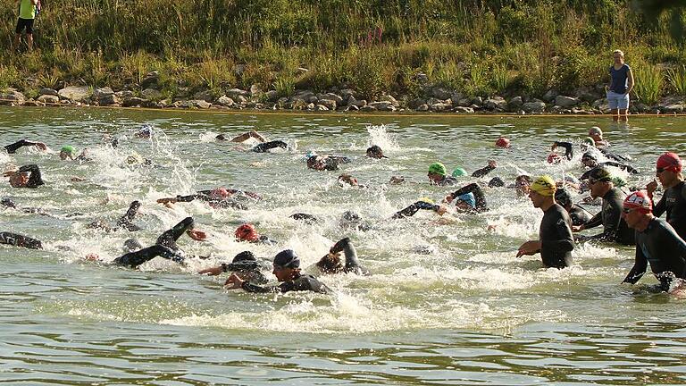 Schon beim Start der 1900 Meter langen Schwimmstrecke im Ellertshäuser See ging es um die besten Plätze. Nach nur 200 Metern zog sich das Teilnehmerfeld der 87 Sportler schon weit auseinander.