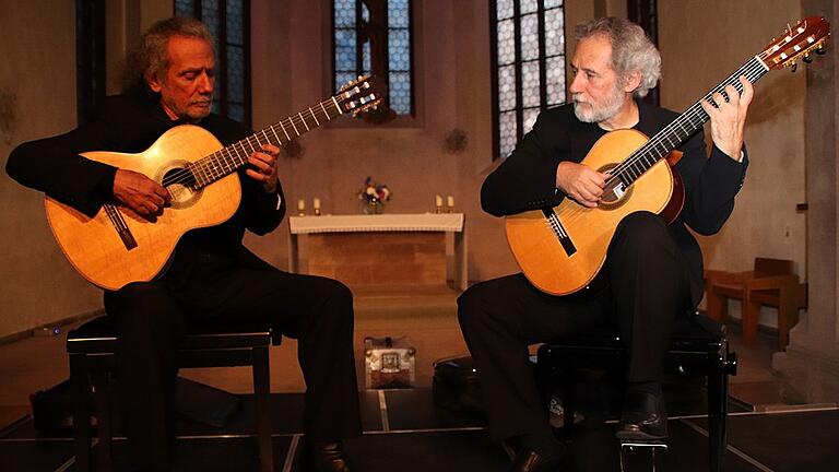 Herausragend an der Gitarre &ndash; überragend im Duett: Die aus Brasilien stammenden &bdquo;Assad Brothers&ldquo;, Odair und Sergio Assad (von links), setzen beim Auftakt der 5. Ochsenfurter Gitarrentage in der Spitalkirche Maßstäbe.