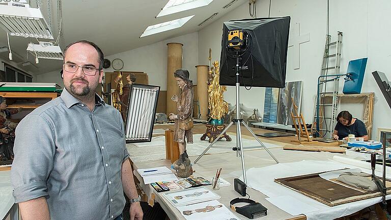 Georg Pracher in seinem Atelier in Würzburg. Der Diplom-Restaurator konserviert und restauriert Kunstwerke für kirchliche und staatliche Institutionen, Museen und privaten Sammlern. Auch für die Kunsthalle Schweinfurt ist er tätig.