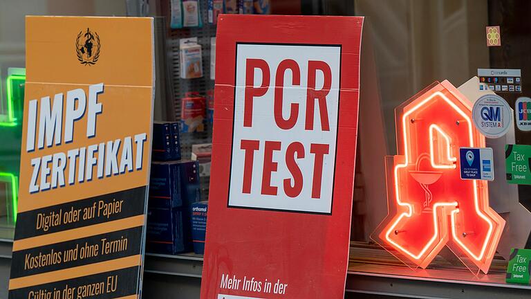 In München wirbt eine Apotheke mit Schildern für ihr Testangebot. Wo findet man im Landkreis Kitzingen PCR-Tests?