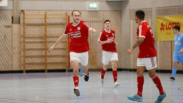 'So wird's gemacht', scheint FTS-Torjäger Dominik Popp (links) Teamkollege Tyrell Walton (rechts) signalisieren zu wollen nach seinem Treffer zum 1:0 im Finale gegen Aschaffenburg.