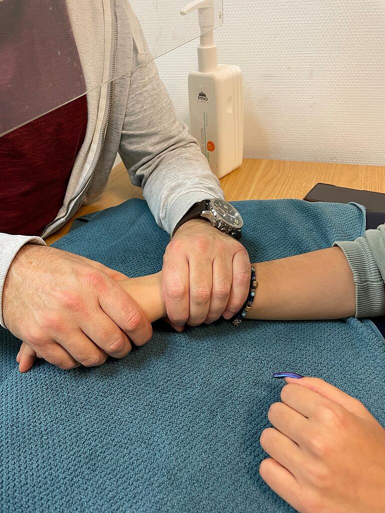 Die Ergotherapie soll Anna helfen, die Schmerzen in den Handgelenken zu reduzieren.