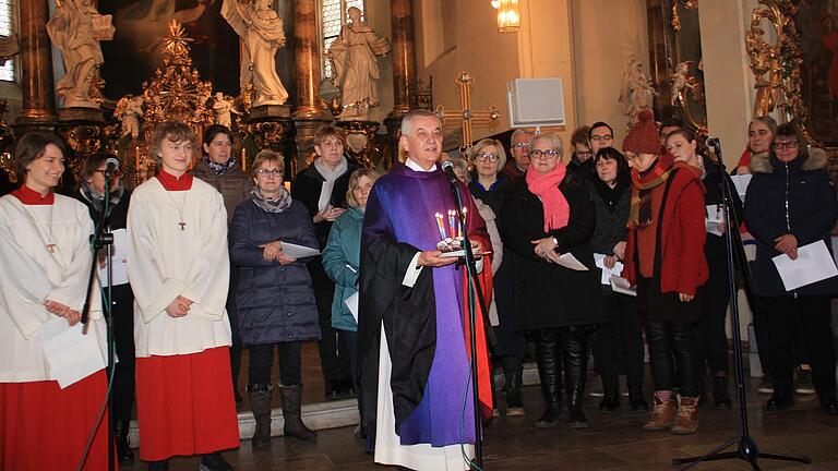 Der Gerolzhöfer Pfarrer Stefan Mai feierte am Sonntag während des Pfarrgottesdienstes in der Stadtpfarrkirche den 40. Jahrestag seiner Priesterweihe. Am Ende der Messfeier überraschte ihn ein Chor aus Frauen und Männern des Gemeindeteams mit Liedern.